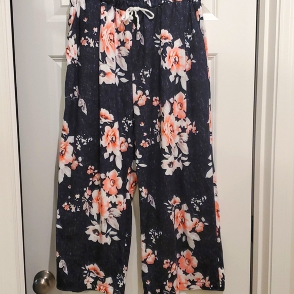 Pants - Floral wide leg capris